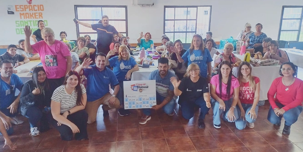 Equipo de IPLyC Social con los abuelos de Santiago De Liniers en el Bingo del Mateando.