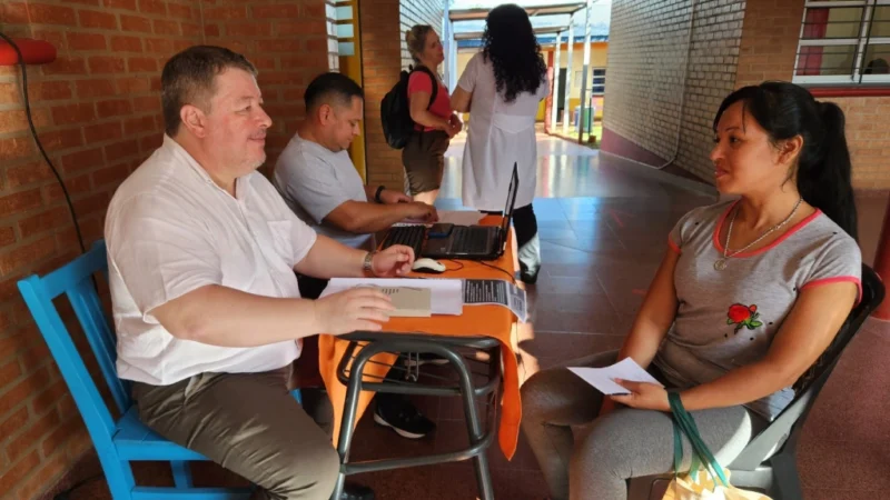 Vecina es atendida por colaborador de Estamos con Vos en Eldorado.