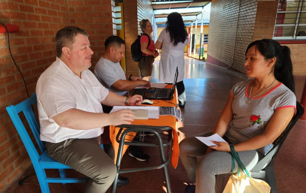 Vecina es atendida por colaborador de Estamos con Vos en Eldorado.