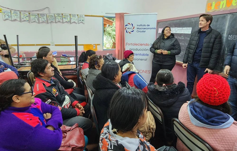 Héctor Decut charla con vecinos que esperan a ser atendidos en un aula de la escuela. Estamos con Vos en Montecarlo