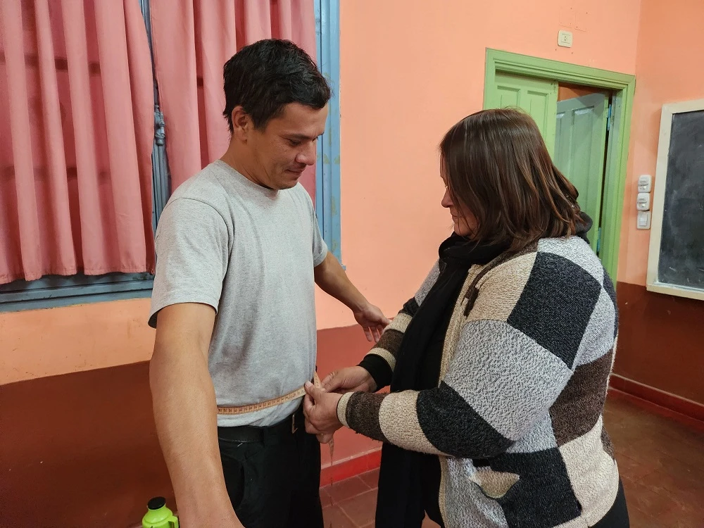 Colaboradora del programa realiza control de talla a un joven vecino de Montecarlo.