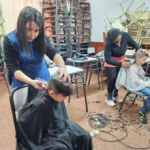 Dos peluqueras cortan el cabello a dos niños. Estamos con Vos - Oberá.