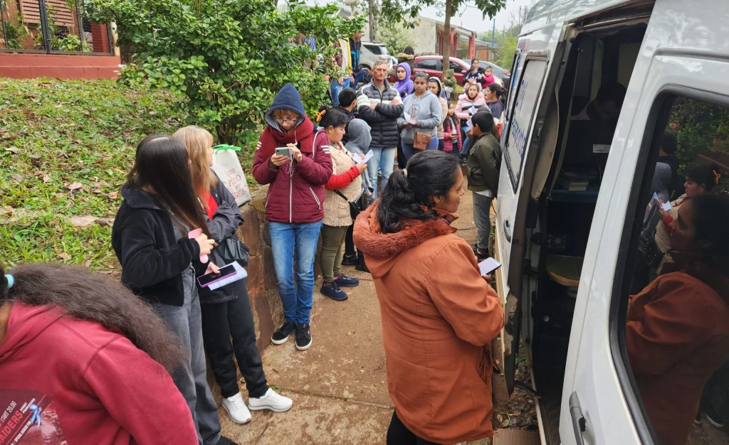 Multitud de vecinos esperan en fila para hacer el trámite de DNI durante el operativo.
