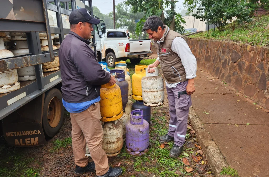 Un vecino se acercó a retirar su garrafa de gas.