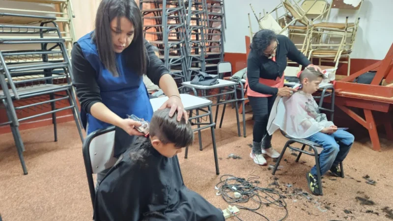 Dos peluqueras cortan el cabello a dos niños. Estamos con Vos - Oberá.
