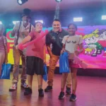 Poca Sopa y Marcelo Ledesma junto a tres niños felices con sus obsequios. Gurises Felices - IPLyC Social.