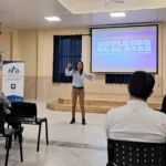 Isabel Zilveti expone frente a los docentes en el aula magna del Instituto Roque González.