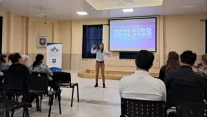 Isabel Zilveti expone frente a los docentes en el aula magna del Instituto Roque González.