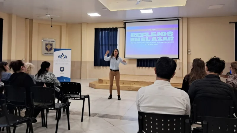 Isabel Zilveti expone frente a los docentes en el aula magna del Instituto Roque González.