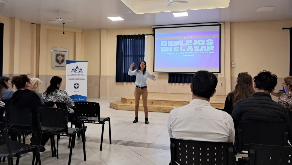 Isabel Zilveti expone frente a los docentes en el aula magna del Instituto Roque González.