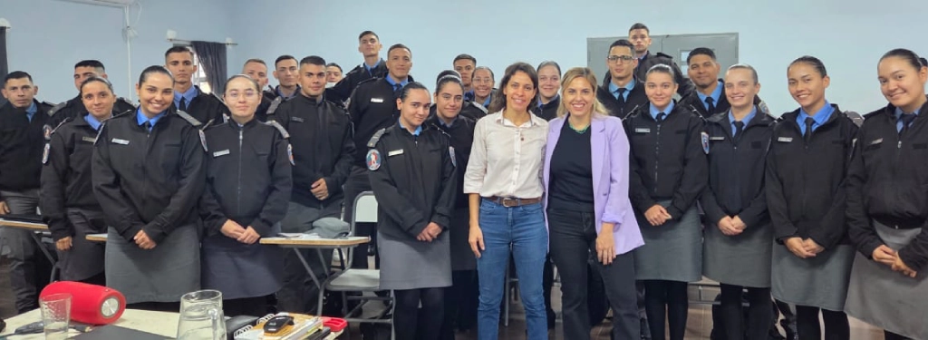 Isabel Zilveti con los alumnos de las fuerzas de seguridad de Misiones.