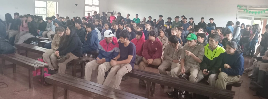 Alumnos del IEA 7 de Garupá en la charla con Juego Responsable.