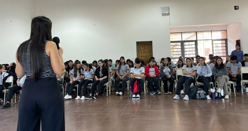 Alumnos del CEP 11 de Garupá durante la charla sobre uso de pantallas y apuestas. Juego Responsable.