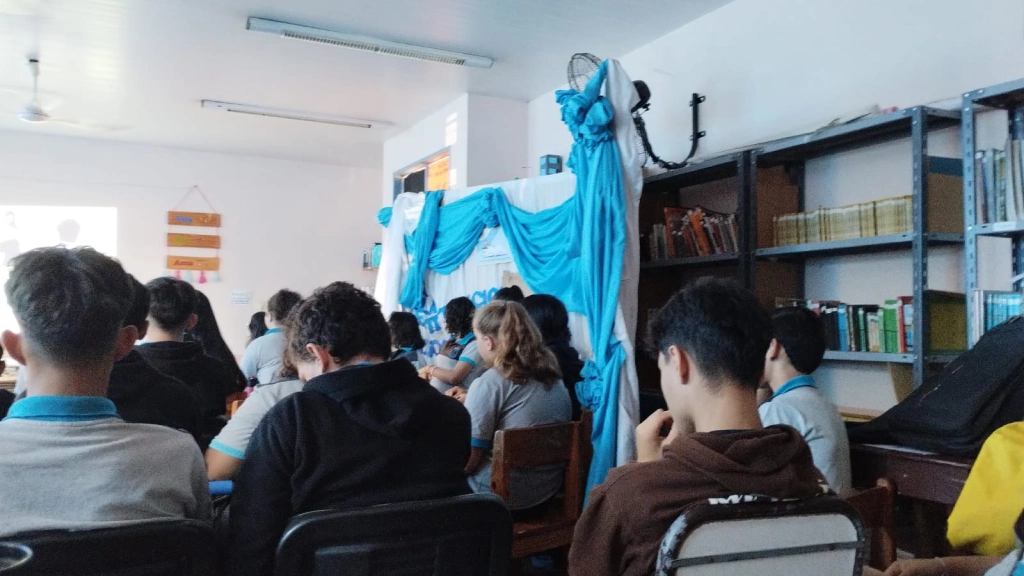 Alumnos de Garupá durante la charla sobre uso de pantallas y apuestas. Juego Responsable.