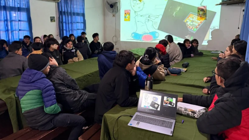 Alumnos del IEA 4 durante el encuentro con Juego Responsable en Loreto.