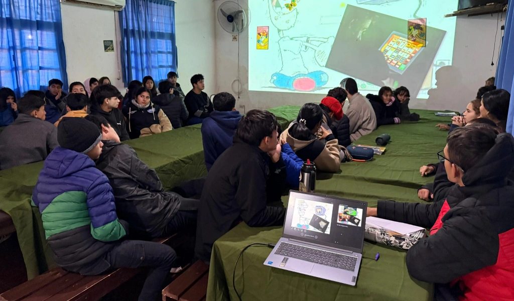 Alumnos del IEA 4 durante el encuentro con Juego Responsable en Loreto.