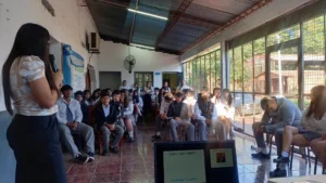 Alumnos del Instituto Nuestra Señora De Fátima durante la charla para para prevenir adicciones del juego y de pantallas.