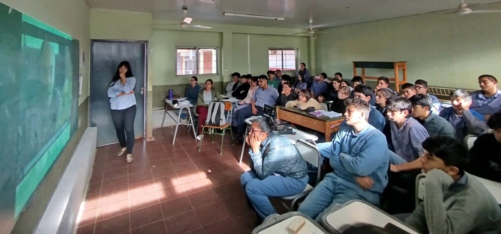 Alumnos de la EPET 45 durante la charla con Juego Responsable.