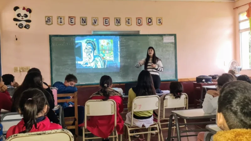 Marisa Seewald con alumnos de la Escuela 34, en la charla con Juego Responsable en Tres Capones.