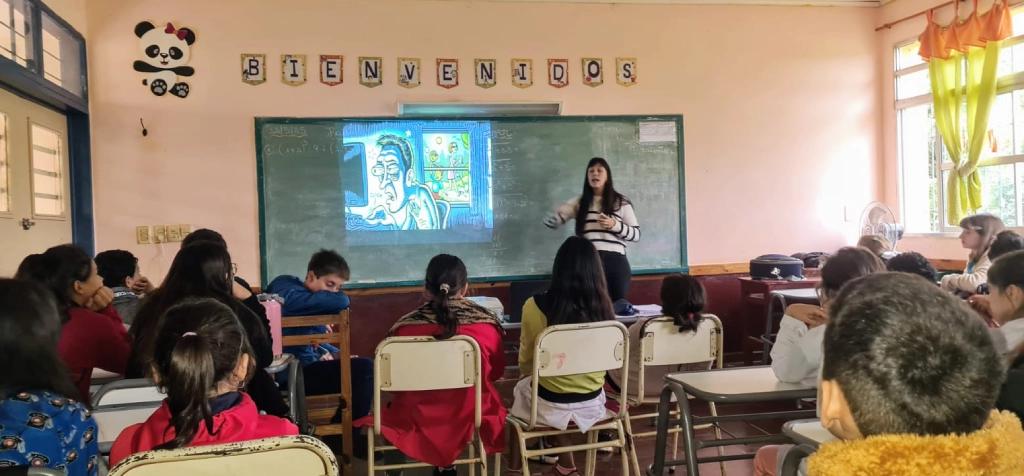 Marisa Seewald con alumnos de la Escuela 34, en la charla con Juego Responsable en Tres Capones.