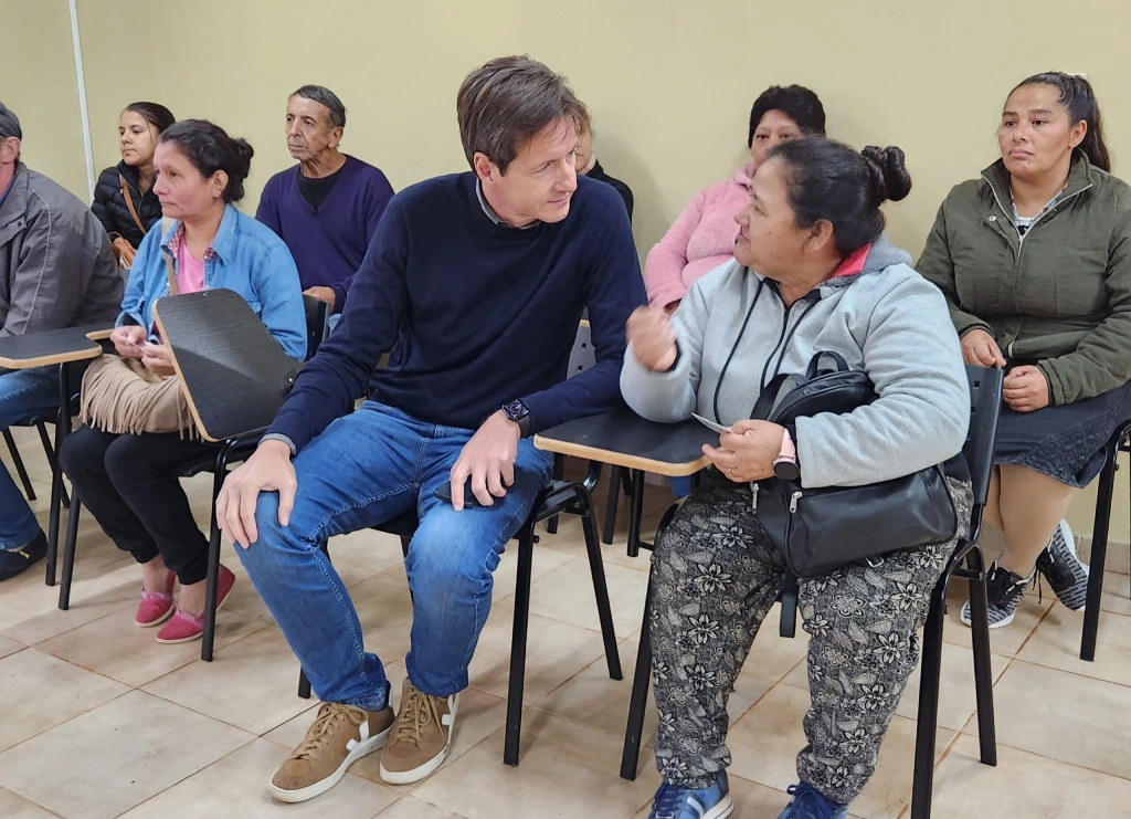Héctor Decut charla con una vecina de Colonia Alberdi durante el operativo de Mirar Mejor.