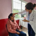 Oftalmóloga prueba lentes graduados a una adolescente. Mirar Mejor - Colonia Victoria.