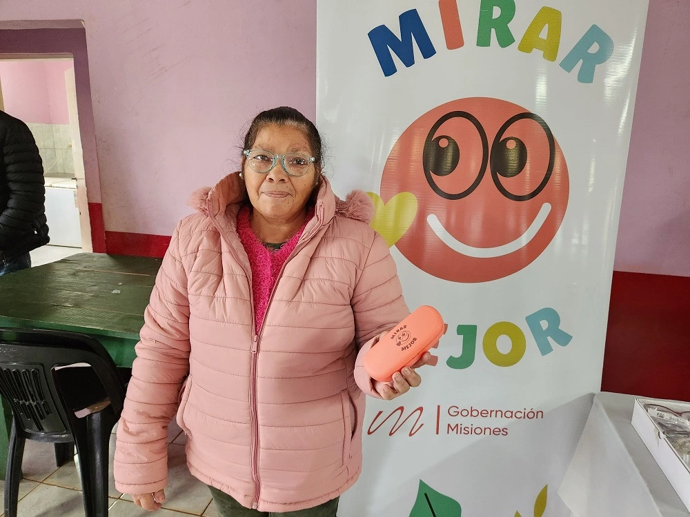 Vecina de Colonia Victoria sonríe con sus nuevos lentes.