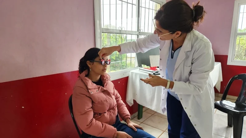 Oftalmóloga prueba lentes graduados a una adolescente. Mirar Mejor - Colonia Victoria.