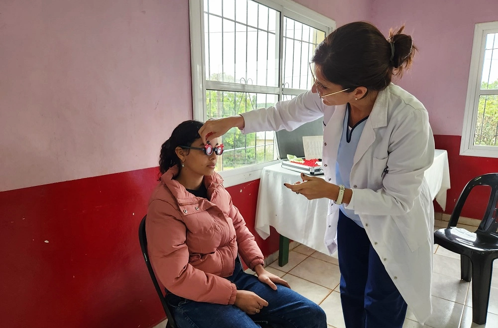 Oftalmóloga prueba lentes graduados a una adolescente. Mirar Mejor - Colonia Victoria.