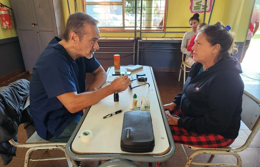 Oftalmólogo atiende a vecina. Mirar Mejor en El Alcázar: oftalmología y entrega de anteojos.