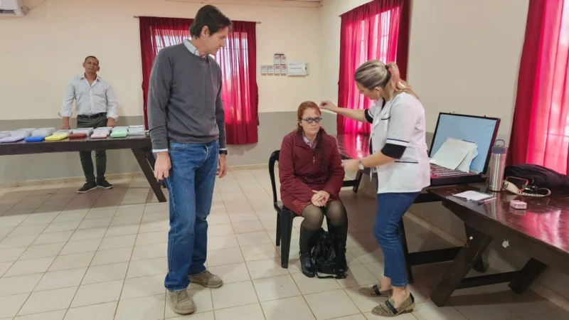Héctor Decut observa el control de la vista a una vecina. Mirar Mejor en Mojón Grande.