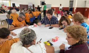 Ronda de bingo con abuelos de Colonia Guaraní y Héctor Decut. Bingo del Mateando.