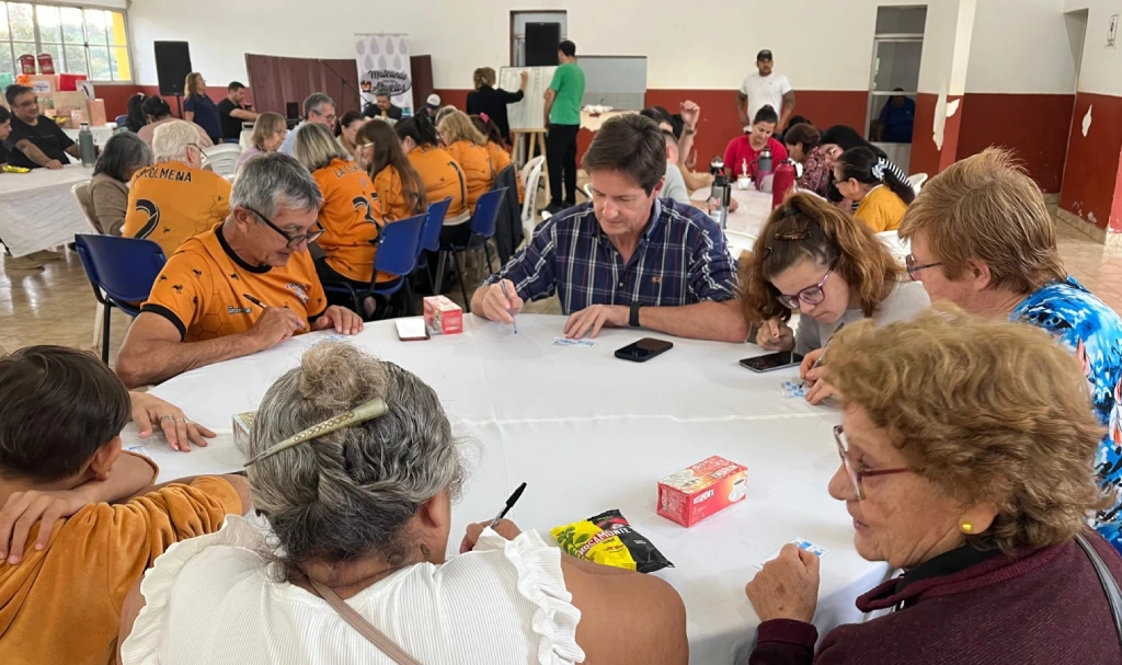 Ronda de bingo con abuelos de Colonia Guaraní y Héctor Decut. Bingo del Mateando.