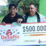 Ramona y su marido felices con su cheque de Desafío Confort.
