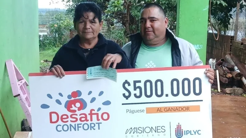 Ramona y su marido felices con su cheque de Desafío Confort.