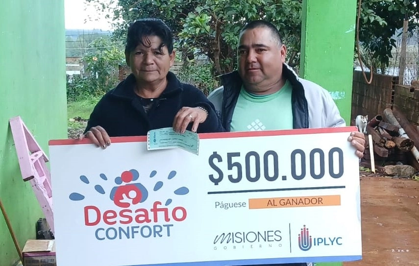 Ramona y su marido felices con su cheque de Desafío Confort.