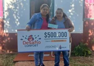 Felicita junto a su hija, feliz con su cheque de Desafío Confort.