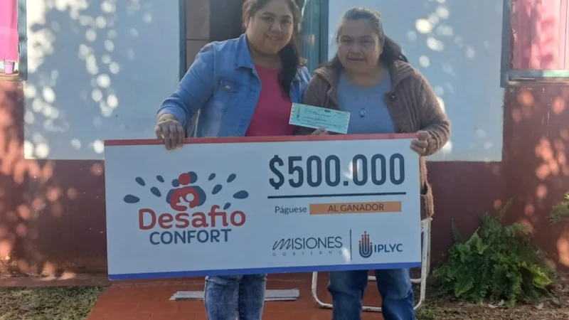 Felicita junto a su hija, feliz con su cheque de Desafío Confort.