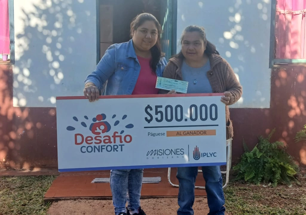 Felicita junto a su hija, feliz con su cheque de Desafío Confort.