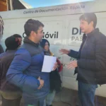 Héctor Decut charla con un vecino durante el operativo de Estamos con Vos en Santa Ana.