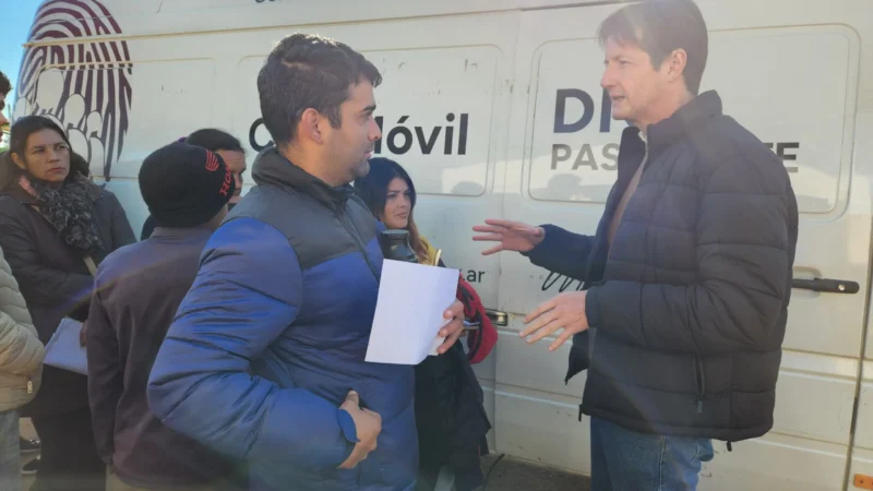 Héctor Decut charla con un vecino durante el operativo de Estamos con Vos en Santa Ana.