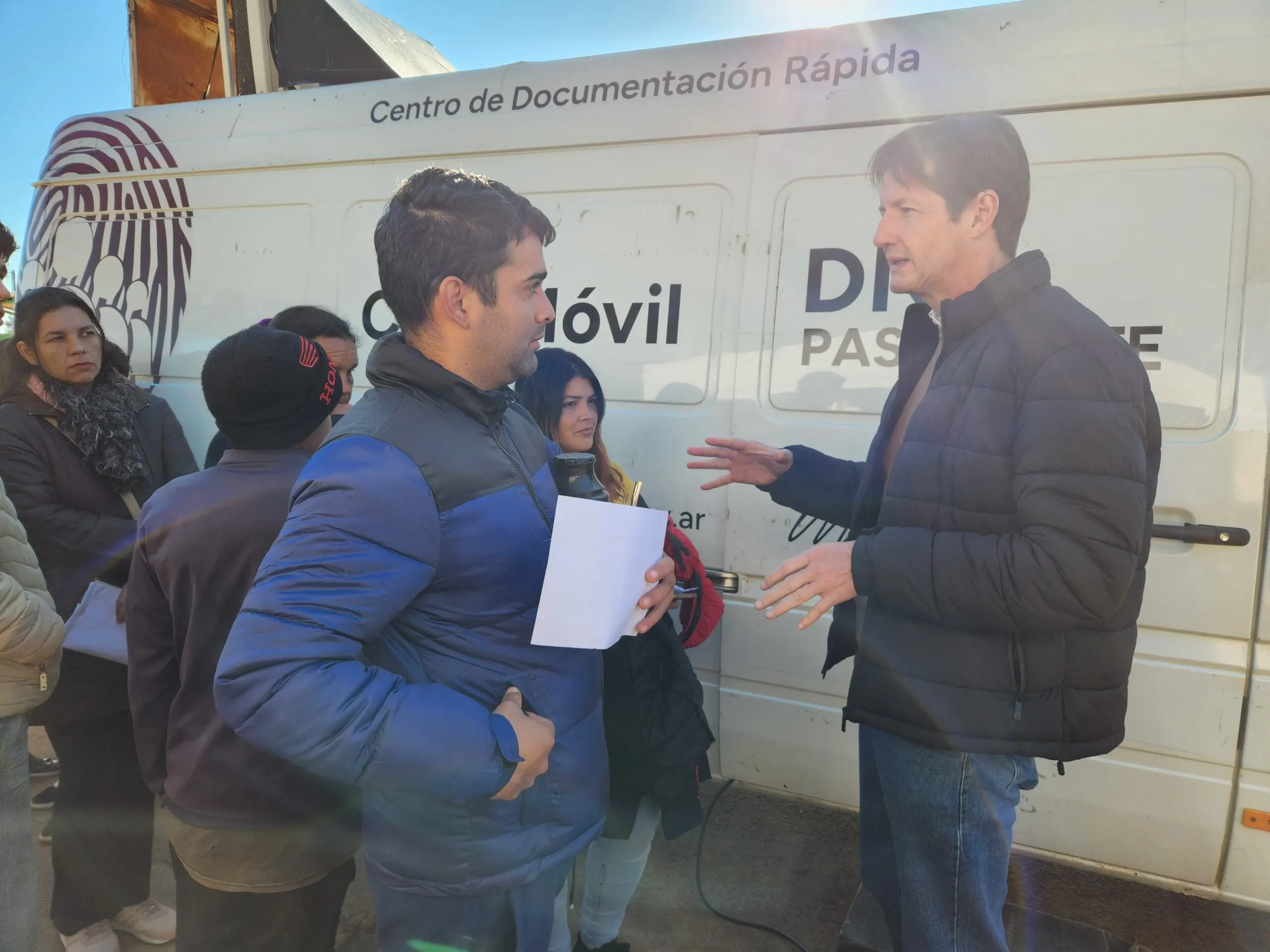 Héctor Decut charla con un vecino durante el operativo de Estamos con Vos en Santa Ana.