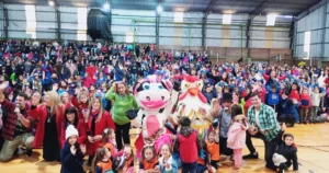 Los personajes de Gurises Felices junto a multitud de niños en La Fiesta de los Jardines en Alem.