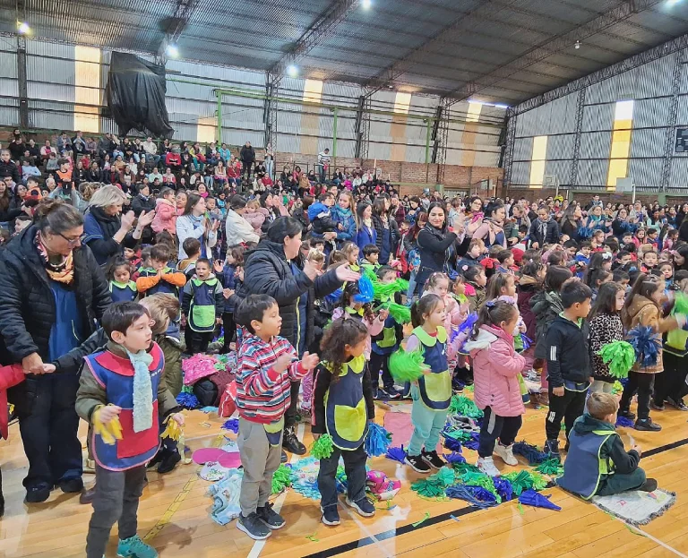 Multitud de niños disfrutan el show de Gurises Felices en la Fiesta de los Jardines en Alem.