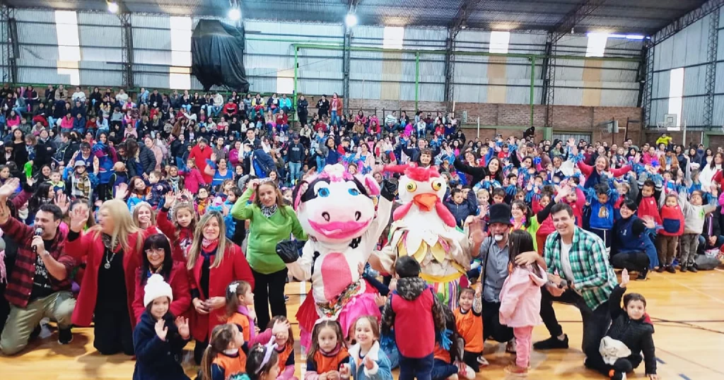 Los personajes de Gurises Felices junto a multitud de niños en La Fiesta de los Jardines en Alem.