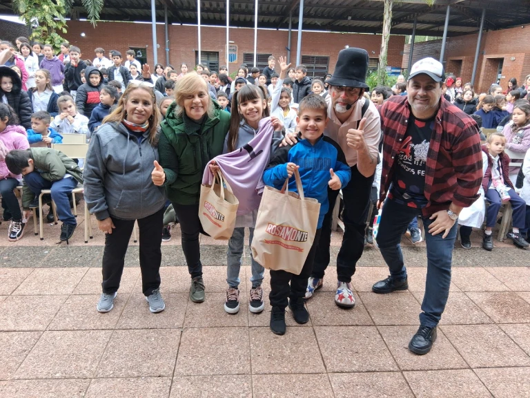 Dos niños con sus obsequios junto a Poca Sopa y Marcelo Ledesma.