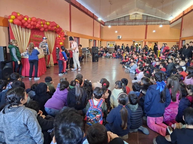 Poca Sopa interactúa con los niños de una de las Escuelas de Puerto Iguazú.