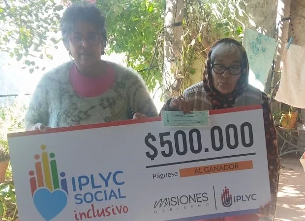 María felíz con su cheque del Inclusivo. Con el premio, entre otras cosas, planea viajar por Misiones.