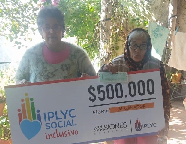 María felíz con su cheque del Inclusivo. Con el premio, entre otras cosas, planea viajar por Misiones.
