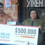Ovidio junto a su esposa muestran su cheque del premio de IPLyC Social Inclusivo.
